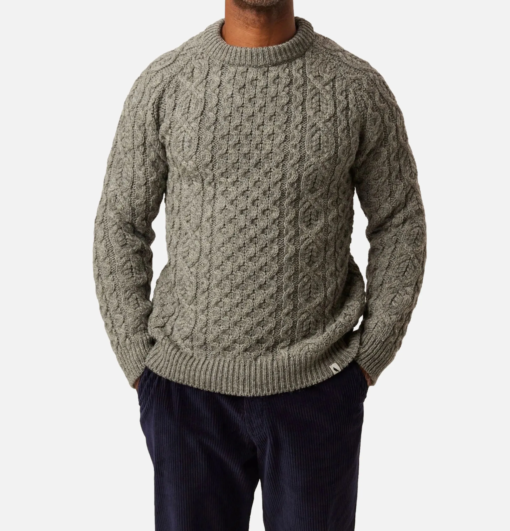 PEREGRINE Hudson Aran Jumper Steel< Pulls & Cardigans