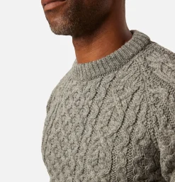 PEREGRINE Hudson Aran Jumper Steel< Pulls & Cardigans