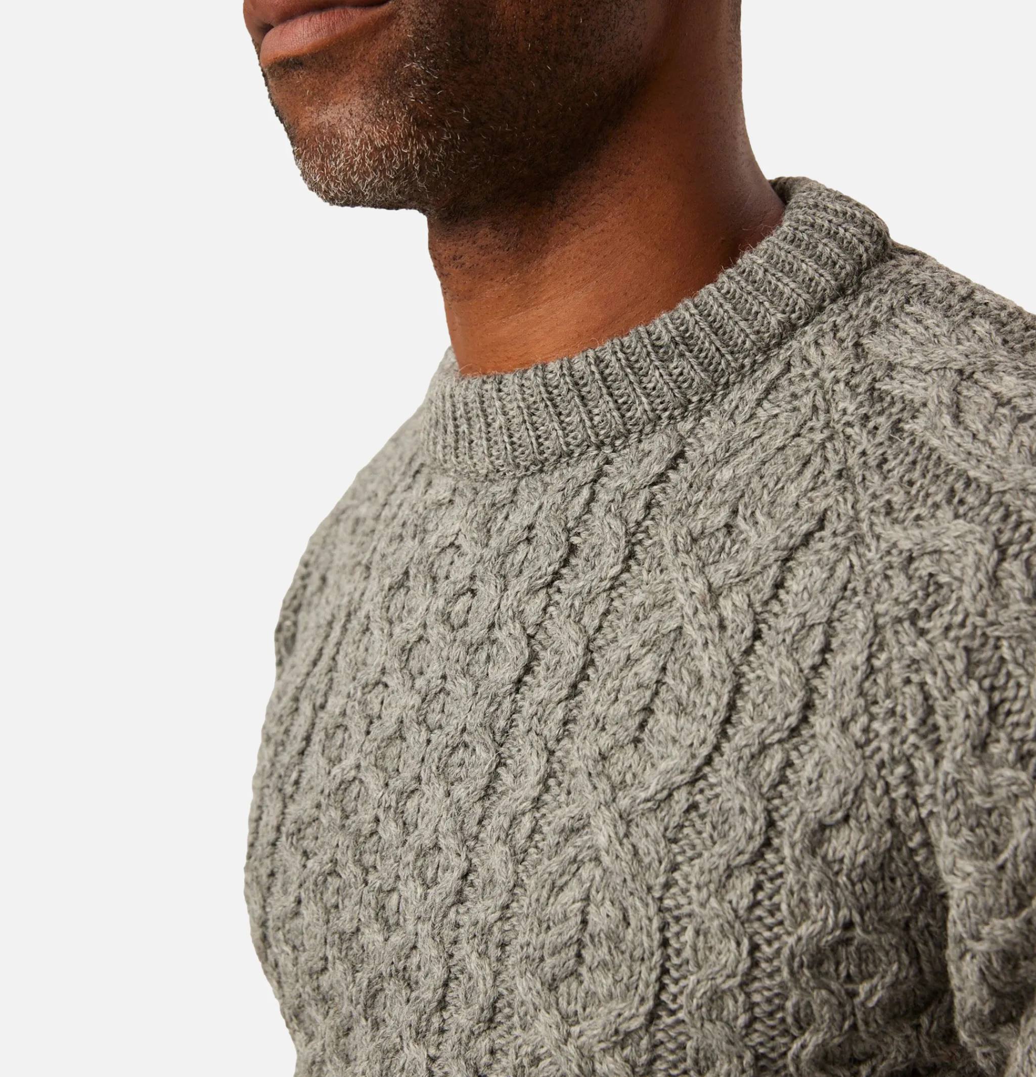 PEREGRINE Hudson Aran Jumper Steel< Pulls & Cardigans
