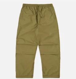 UNIVERSAL WORKS Parachute Pant Poly Tech Olive< Pantalons